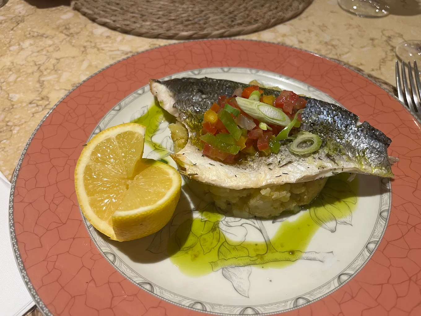 Plat signature de Longo Mai dressé sur la table, vu de dessus
