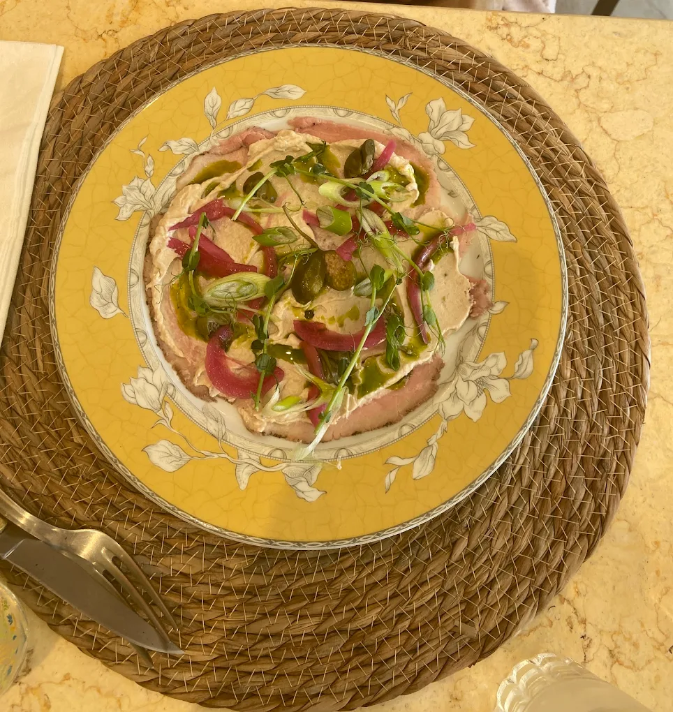 Tartare de saumon sur assiette jaune